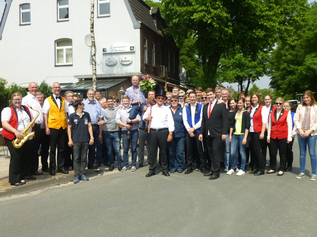 2016-05-26-Maibaumkoenig-Albert-Duessel-1200